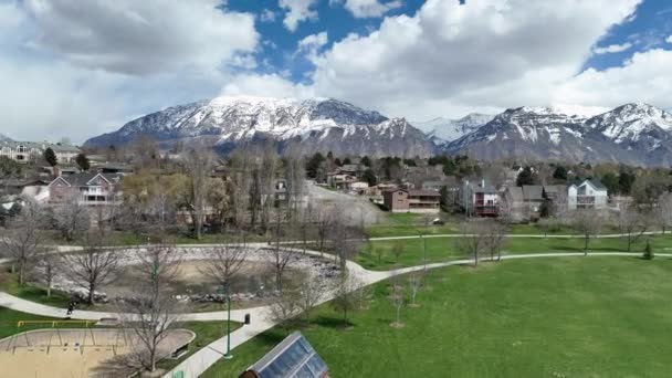 Rising Aerial View Nelson Grove Park Looking Snow Capped Mountains — Stock Video