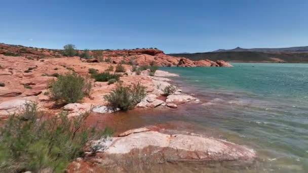 Terbang Rendah Atas Garis Pantai Sand Hollow Reservoir Melihat Batu — Stok Video