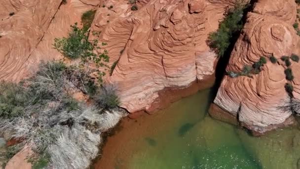 俯瞰犹他州南部红岩和五彩缤纷的沙洞水库的空中景观 — 图库视频影像