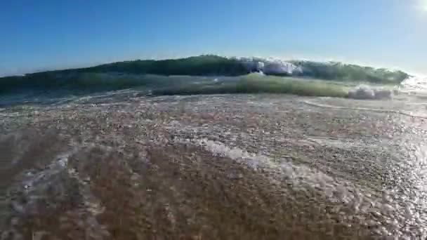Волны Накапливаются Катятся Пляж Попадая Камеру Ньюпорт Бич — стоковое видео