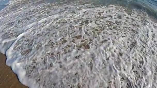 Вода Катится Песку Пляже Калифорнии Жаркий Летний День — стоковое видео