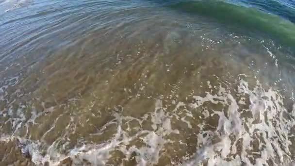 Вид Волн Падающих Пляж Уровня Глаз Смотрящих Вниз Побережье Калифорнии — стоковое видео