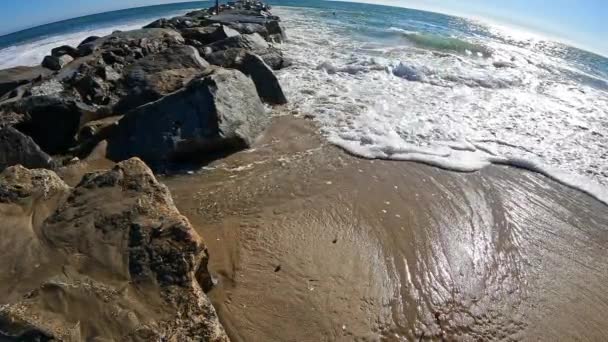 在加利福尼亚一个阳光明媚的日子里 海浪在岩石上翻滚的鱼眼图像 — 图库视频影像