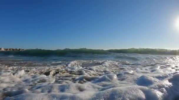 在加利福尼亚的一个阳光明媚的日子里 海浪在沙滩上缓慢地撞击着相机 — 图库视频影像