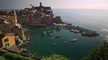 Limanda yüzen teknelerle İtalya 'nın sahil şeridinde Cinque Terre' deki sahil köyüne bakın..