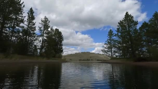 Πρώτη Πρόσωπο Άποψη Επιπλέουν Πάνω Από Νερό Στη Λίμνη Hebgen — Αρχείο Βίντεο