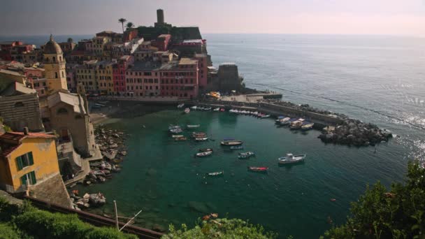 俯瞰意大利海岸线上Cinque Terre的海滨村庄 船泊在港口 — 图库视频影像