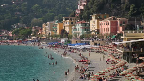 Uitzicht Het Strand Van Monterosso Italië Als Mensen Genieten Van — Stockvideo