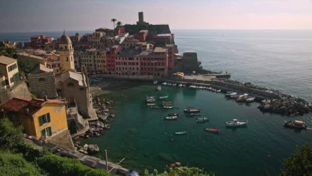 在意大利沿海的Cinque Terre 一列火车经过时 正在俯瞰村庄 — 图库视频影像