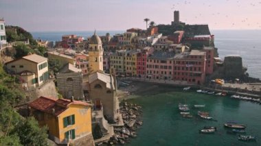 Cinque Terre 'deki İtalyan kıyı şeridi boyunca uzanan sahil köyü yukarıdan denize bakıyordu..