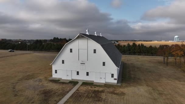 Αεροφωτογραφία Του Cooper Barn Στο Colby Kansas Που Περιστρέφεται Αργά — Αρχείο Βίντεο