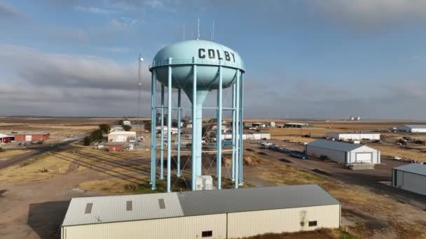 Αεροφωτογραφία Που Πετούν Γύρω Από Τον Πύργο Νερού Στο Colby — Αρχείο Βίντεο