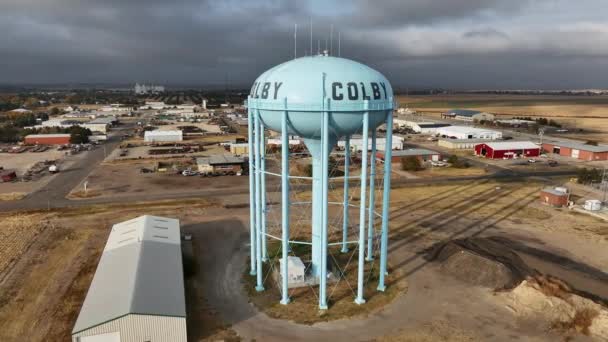 Kulesinin Etrafında Uçan Hava Manzarası Bulutlu Bir Günde Kansas Colby — Stok video
