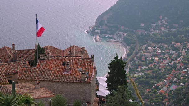 Över Flaggan Frankrike Blåser Vinden Tittar Över Staden Eze Från — Stockvideo