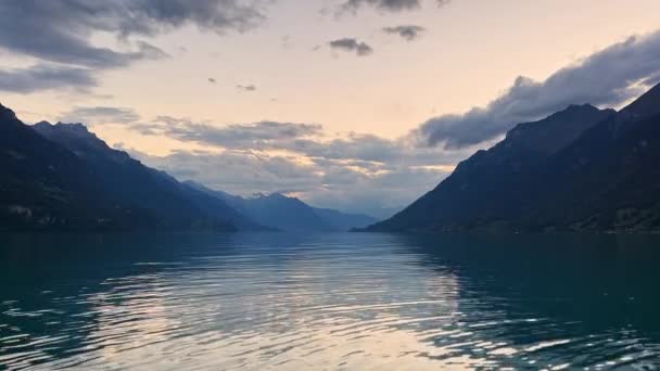 Brienz Tóra Nézve Ahogy Víz Hullámzik Alkonyatkor Svájcban — Stock videók