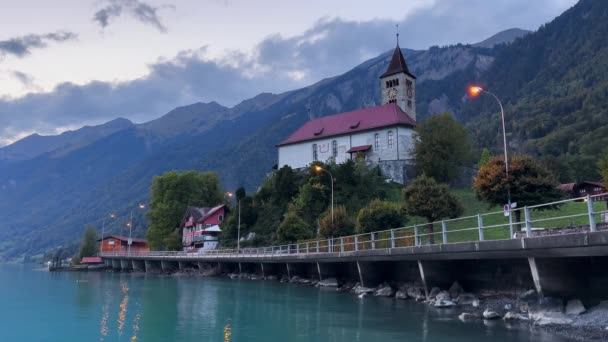 Vista Iglesia Evangélica Reformada Brienz Suiza Desde Costa Los Lagos — Vídeo de stock