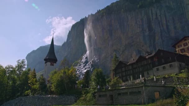 Utsikt Över Staubbach Falls Förbi Byggnaderna Lauterbrunnen Schweiz — Stockvideo