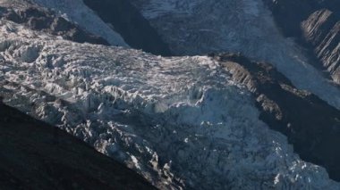 Aiguille du Midi 'den Mont Blanc boyunca uzanan buzulların manzarası.