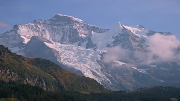Vista Las Montañas Cubiertas Nieve Los Alpes Suizos Día Soleado — Vídeo de stock