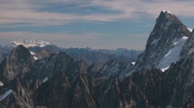 İsviçre 'nin Mont Blanc bölgesindeki Aiguille du Plan dağ zirvesinin manzarası.