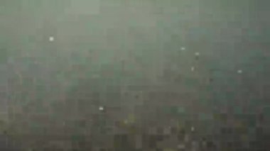 Fransa kıyılarındaki kayalık sahilde dalgalar kameraya çarparken yer seviyesinden görüntüyü al.