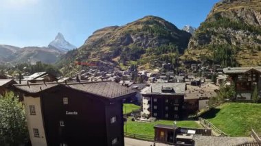 Zermatt İsviçre 'den trenle geçerek uzaktaki Matterhorn' u görmek..