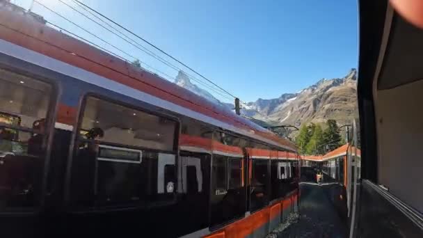 Vista Matterhorn Trem Enquanto Outro Passa Por Zermatt Suíça — Vídeo de Stock