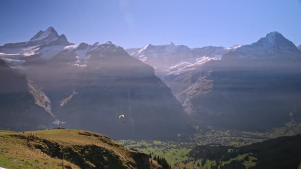 Amplia Vista Las Montañas Zermatt Suiza Con Parapente Volando Por — Vídeo de stock