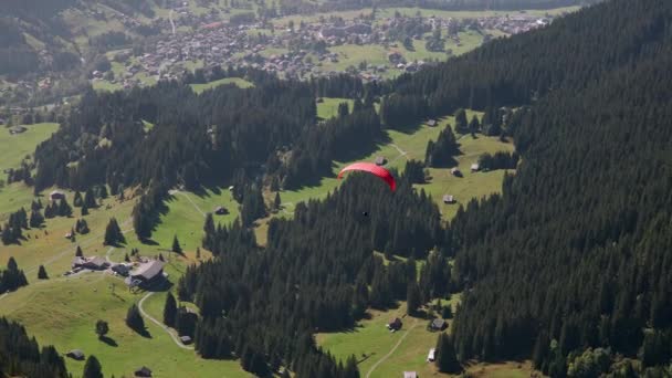Лайнер Пролетающий Небе Над Швейцарским Городом Мюматт — стоковое видео