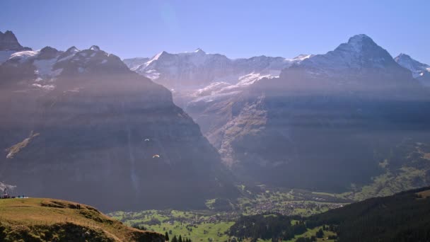 Veduta Delle Persone Che Parapendio Sulla Valle Nebbiosa Svizzera — Video Stock
