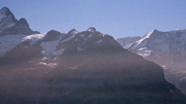 Sisli bir günde İsviçre 'nin Zermatt çevresindeki dağların manzarası.