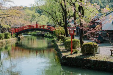 Edo Harikalar Diyarı 'ndaki nehirde kırmızı köprü, Japonya