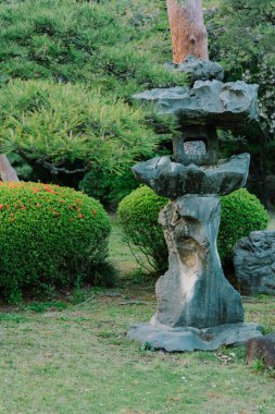 Shinjuku Gyoen Ulusal Bahçesinde Japon tarzı taş fener