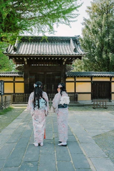 穿着和服在老城区散步的日本女友 — 图库照片