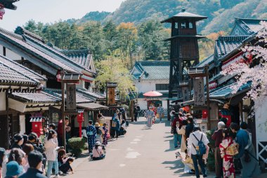 NIKKO, JAPONYA - 10 Nisan 2023: Edo Harikalar Diyarı 'nda geleneksel Japon kostümleri giymiş aktörler geçidi