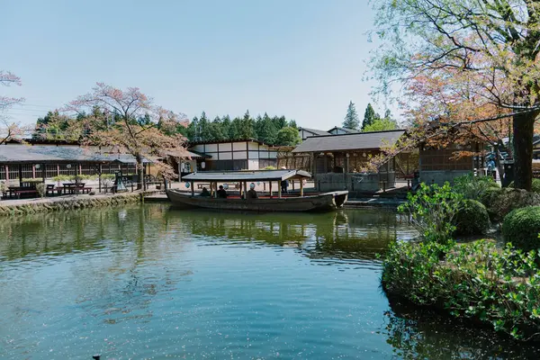 NIKKO, JAPONYA - 9 Nisan 2023: Edo Wonderland 'de tekne gezisi