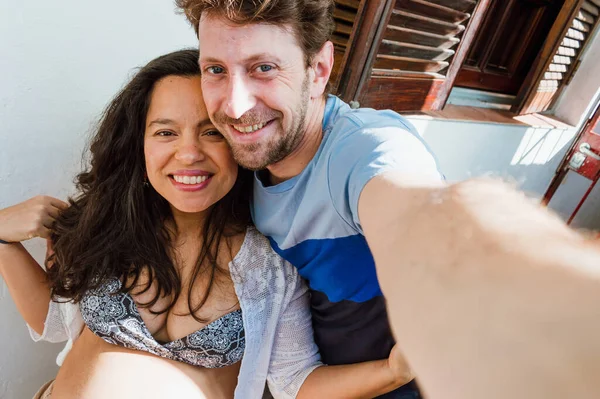 Retrato Selfie Pareja Joven Latina Embarazada Casa Sonriendo Hombre Argentino —  Fotos de Stock