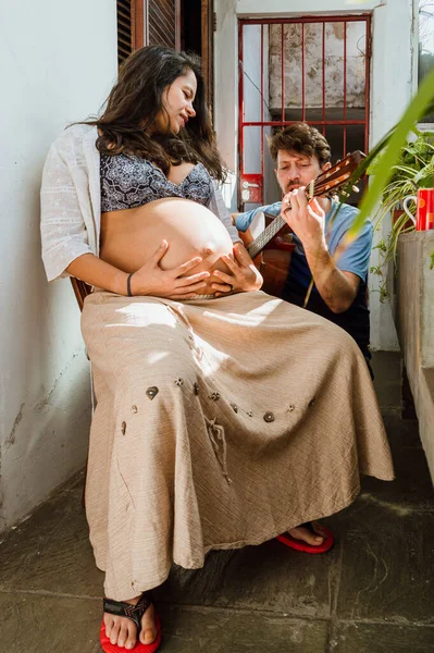若いラテン系の異性愛者のカップル髭を生やした男妊娠中のブラジル人の妻と髪の短い — ストック写真