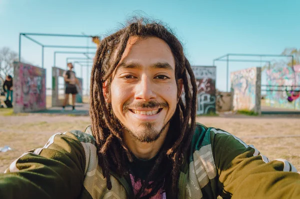 Selfie Zdjęcie Wenezuelskiego Dorosłego Mężczyzny Dredami Uśmiechniętymi Aparatu Trzymającego Telefon — Zdjęcie stockowe