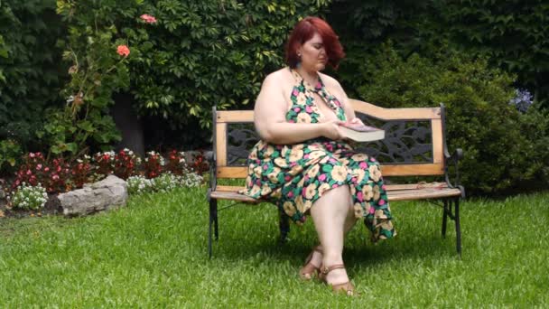 Joven Mujer Latina Caucásica Disfrutando Tarde Sentada Banco Madera Parque — Vídeo de stock