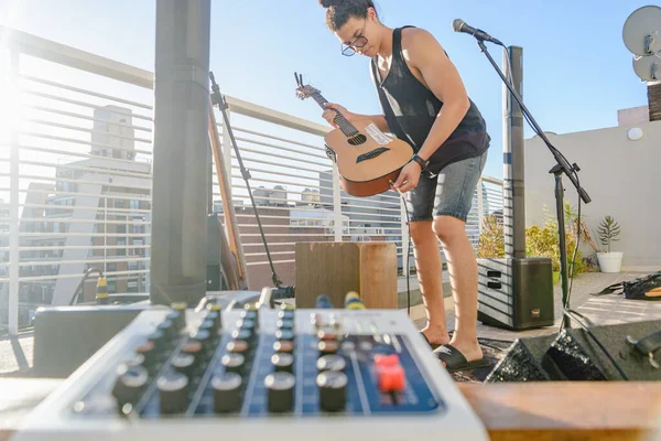Young Latin Man Connecting Audio Cable Acoustic Guitar Focus Background — Fotografia de Stock