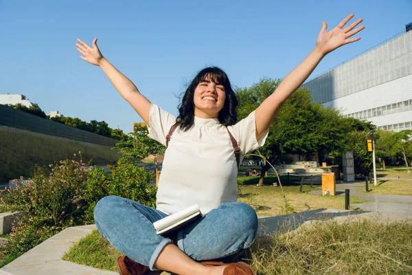 Boldogság Megbecsülés Élet Felé Fiatal Latin Diák Rövid Haj Boldog — Stock Fotó