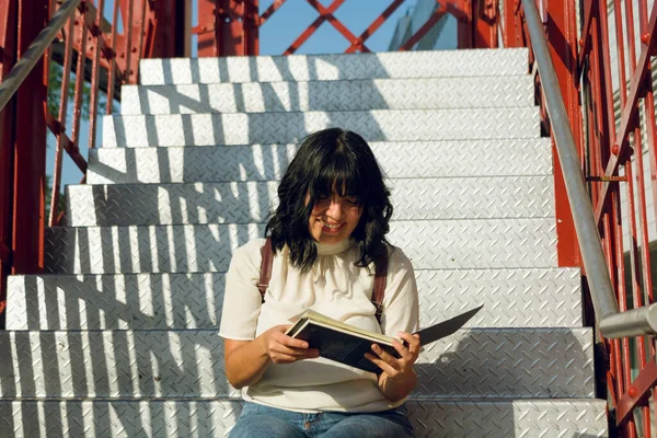 Előkészítő Egyetemi Tanulmányok Fiatal Latin Boldog Olvasás Egy Könyvet Lépcsőn — Stock Fotó