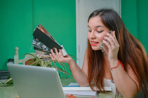 Молода Жінка Ширянка Інтер Дизайнер Вдома Працює Дивиться Ноутбук Обговорює — стокове фото
