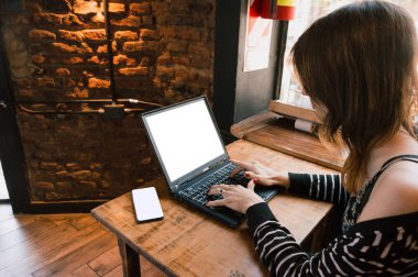 Arjantin kökenli genç bir transseksüel kadın, bir restoranda dizüstü bilgisayarıyla oturuyor, klavyeye yazıyor, e-postaları cevaplıyor, telefon masada, uzay boşluğunu kopyalıyor..