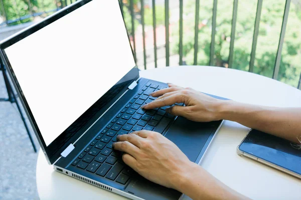 Top View Női Kéz Gépelés Laptop Billentyűzeten Üres Képernyőn Egy — Stock Fotó
