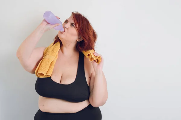 Jong Size Roodharige Argentijnse Latijnse Vrouw Staand Drinkwater Met Zwarte — Stockfoto