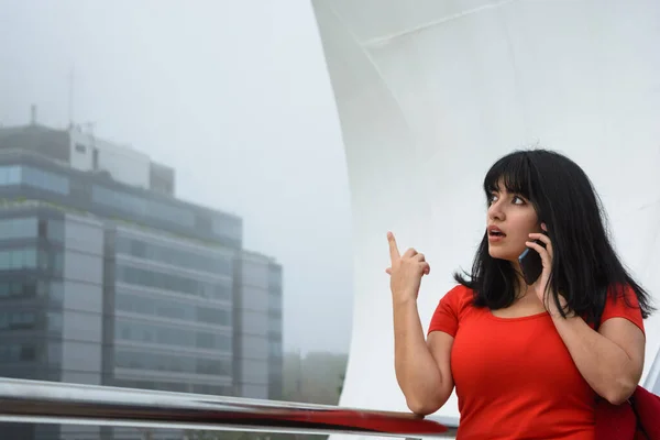 Jovem Latina Etnia Venezuelana Vestida Vermelho Surpreendida Livre Falando Telefone — Fotografia de Stock