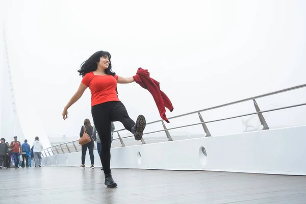身穿红黑相间服装的年轻的威尼斯女游客 带着浓雾 旅游理念 复制空间 在布宜诺斯艾利斯的普恩特 德拉女人城愉快地走着跳着 — 图库照片