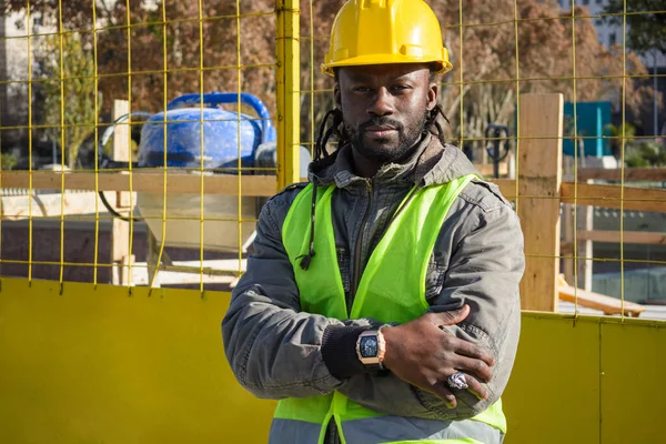 Sarı Kask Ceket Yelek Giyen Genç Afrikalı Mühendis Portresi Kollarını — Stok fotoğraf